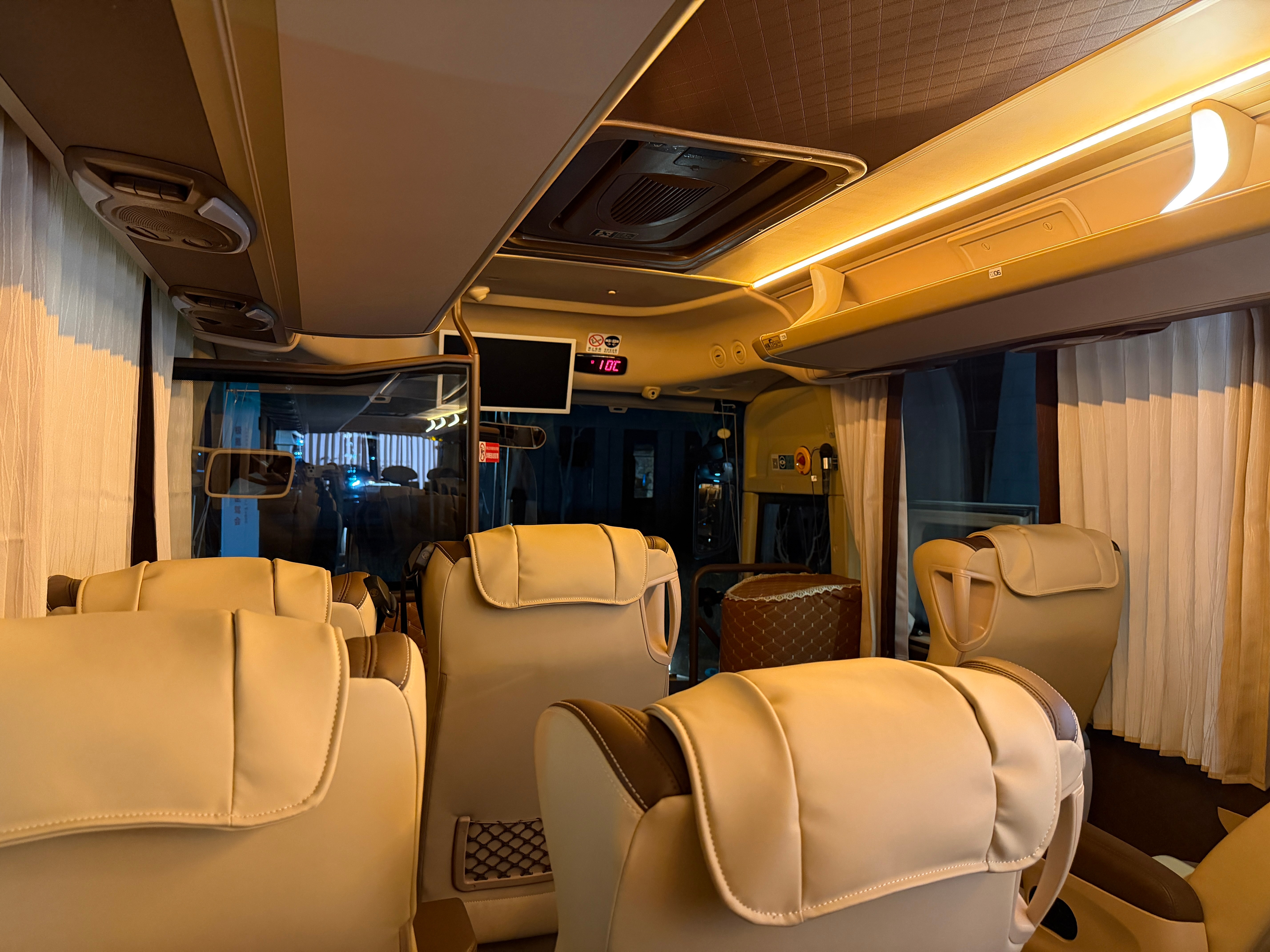 早安，兄弟们～搬完砖了，今天6点20出发，赶8点的飞机，下午2点落地南京。