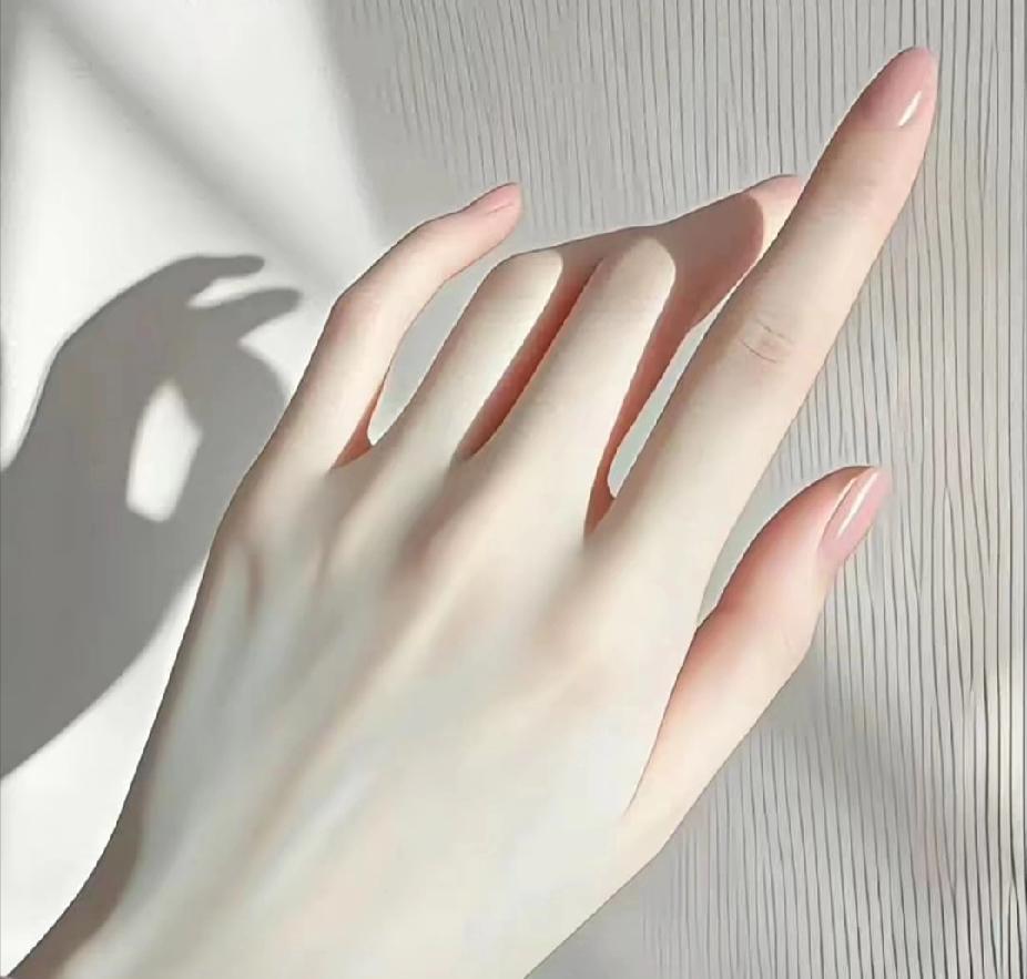 手是女人的第二张脸。看一个女人是否青春洋溢、活力四射、功能旺盛，除了看第一脸是