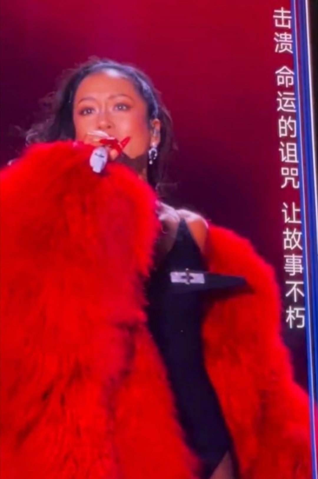 吉克隽逸唱到一半把衣服脱了浙江跨年晚会被吉克隽逸帅晕，脱衣那一下直接封神了