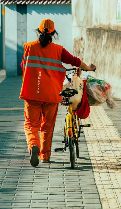官方通报环卫工戴家人们刷到了吗？山西运城环卫工雪天作业不敢休息，直言“戴了定位工