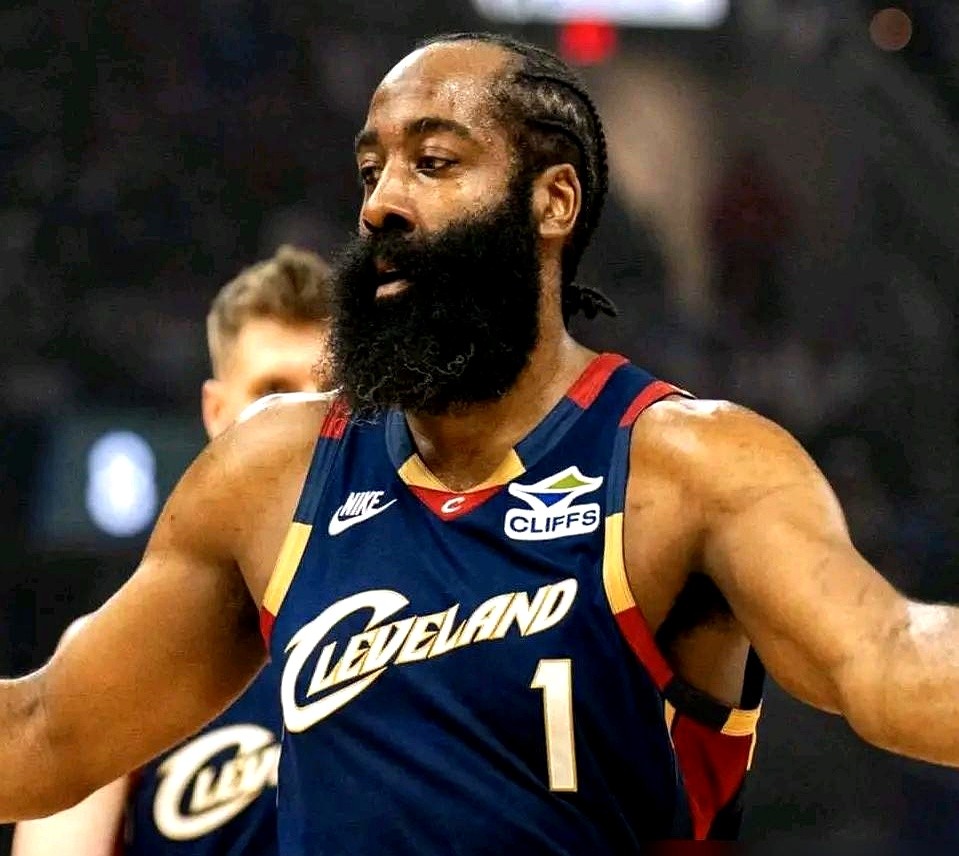 60分10板11助攻。NBA七十多年，只有詹姆斯·哈登一个人打出过这种非人类数据。更狠的是，50分三