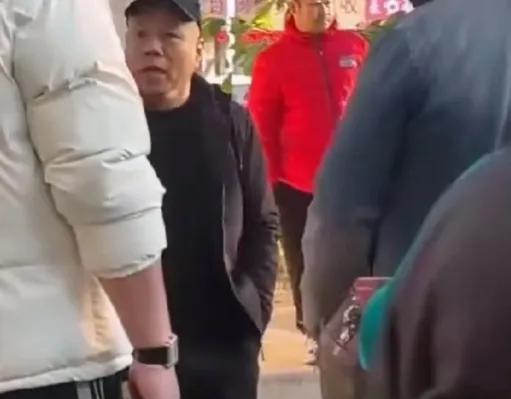 公园门口接连多天有人做公益活动，民众可以免费领取早餐，又包子，油条，稀饭，豆浆。