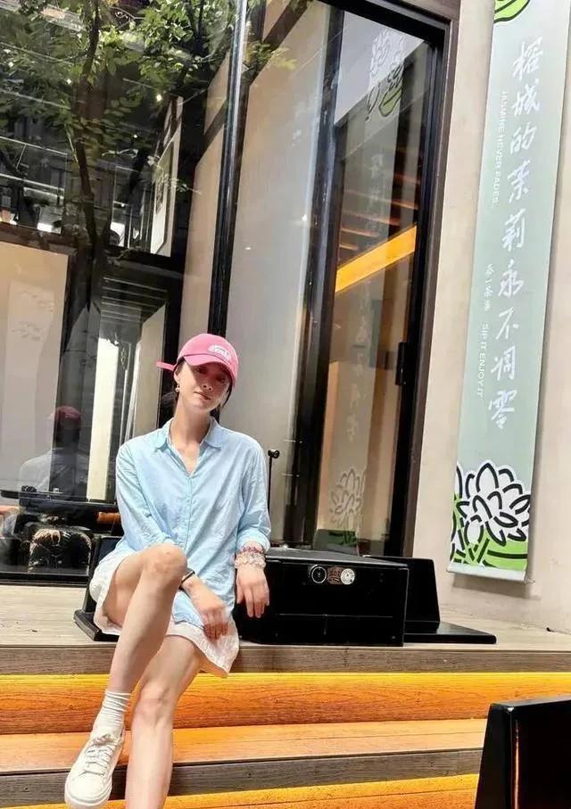 42岁蒋欣生活照瘦成“透光人”，炎热夏日美美出游，细腿抢眼