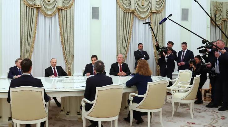 午夜崩盘！5小时闭门会谈谈崩，特朗普踩坑普京的"红线"，美俄博弈藏致命死结