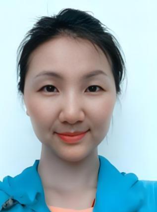 2012年，一架飞往乌鲁木齐的客机升至5000米高空时，一位空姐突然推着餐车猛撞