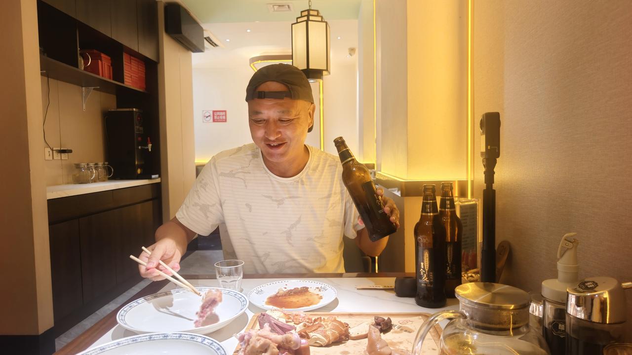 原打算今天出去野餐，怕太热受不了就没去。下午和小胖去吃熏酱饺子，上次好哥们在这家