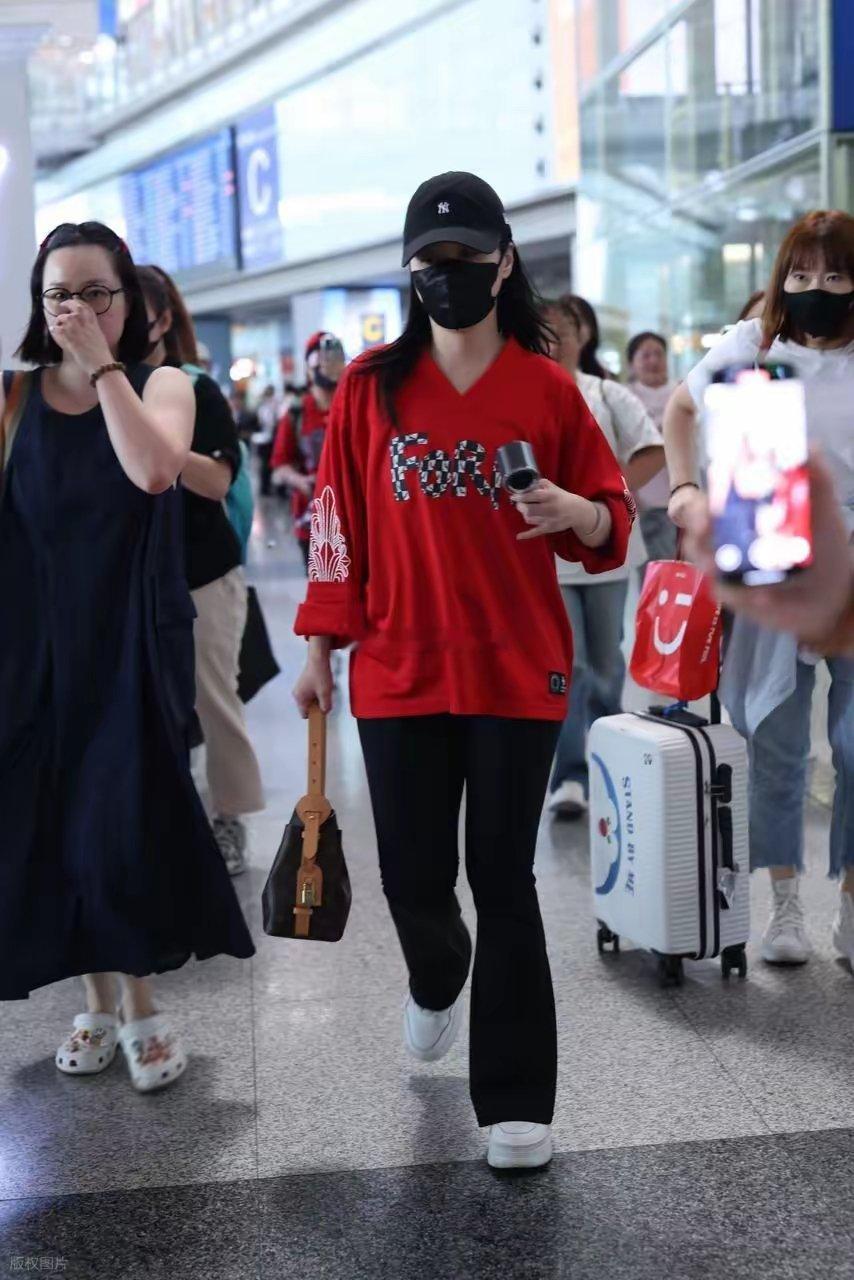 钟欣潼现身机场，中年男人的“白月光”，为什么总是逃不过渣男呢​​​