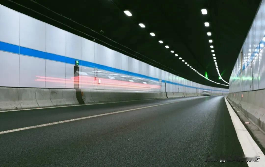 南京江心洲大桥和其他三座过江隧道限制外牌措施实属无奈。根据南京交