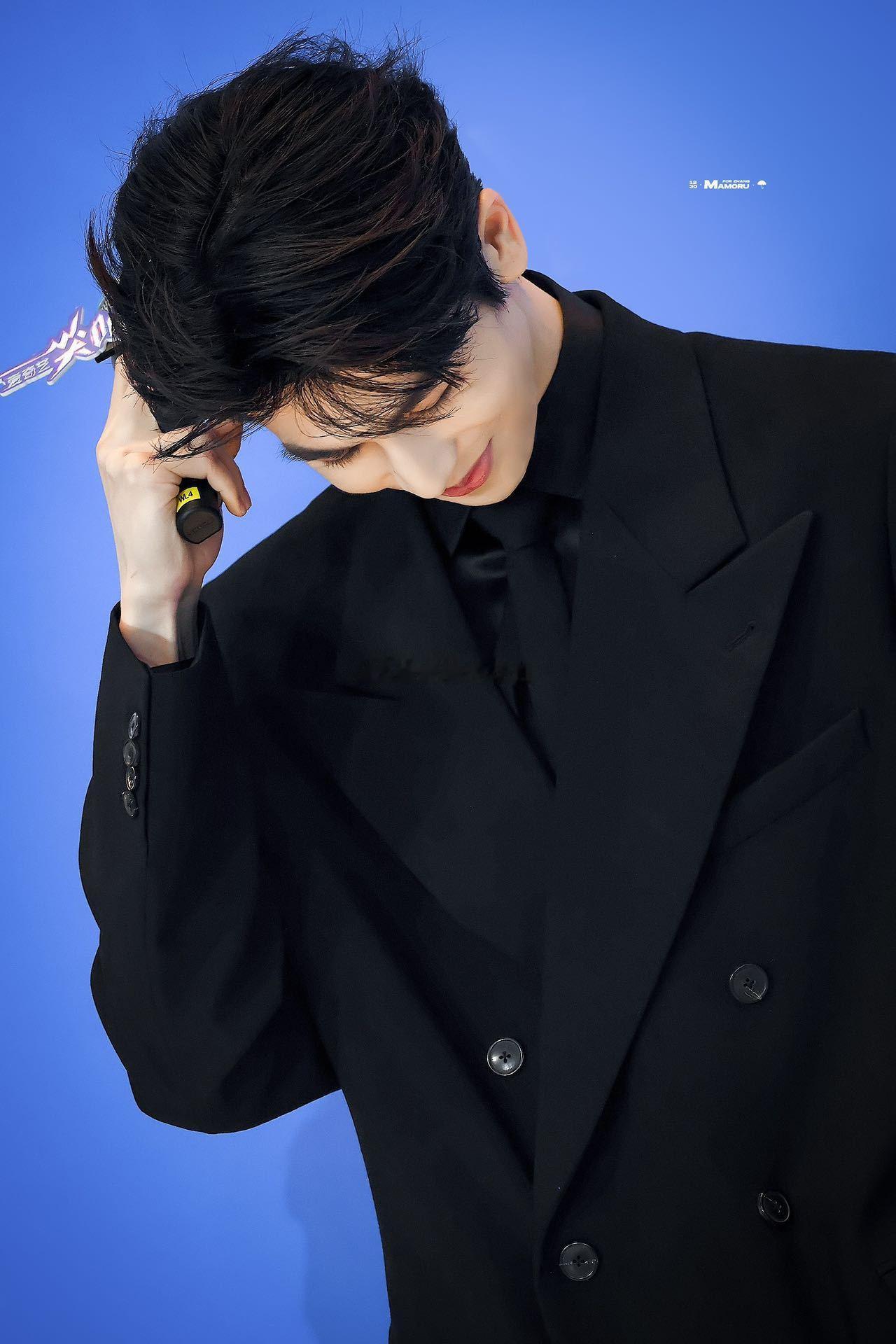 张凌赫刘宇宁两个大长腿救命！张凌赫刘宇宁的同框太养眼了，满屏大长腿晃悠，这画