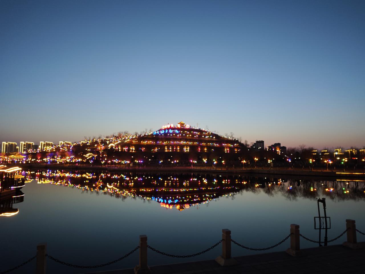 生命的本质究竟是什么？生命是局部的逆熵过程，像我们每天吃饭就是摄入能量维持自身有