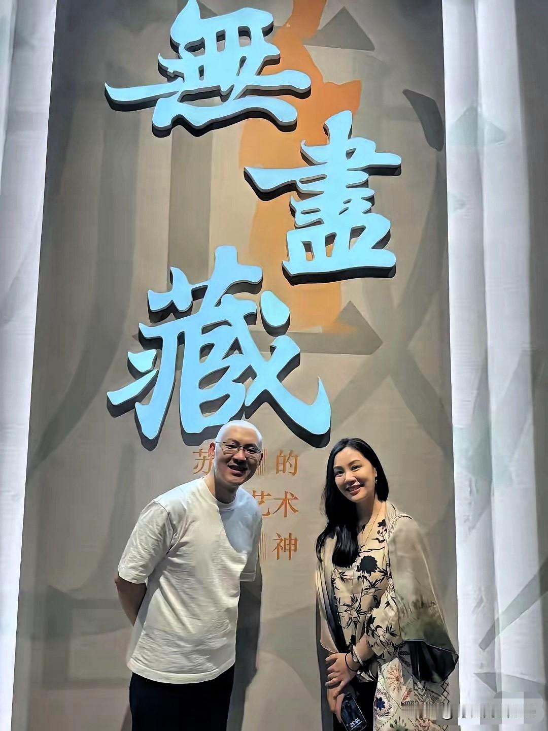 徐莺女士，是南博案中不可或缺的一环。南博的庞鸥在展会上介绍她是庞家后人，南博也曾