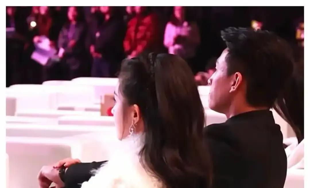 别再看不起短剧了。你的偶像，正在被短剧演员“挤出”红毯。昨晚的国剧盛典，杨