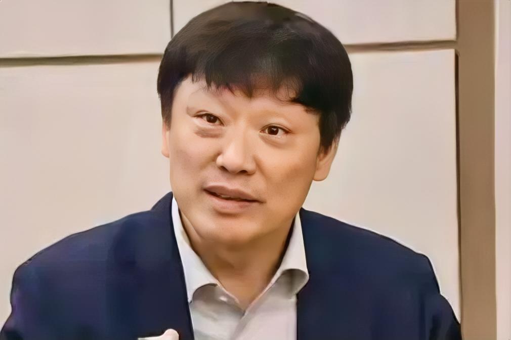 胡锡进8月10日凌晨发文，感慨中俄的不同命运，同时他认为，“中国或许能成为人类历