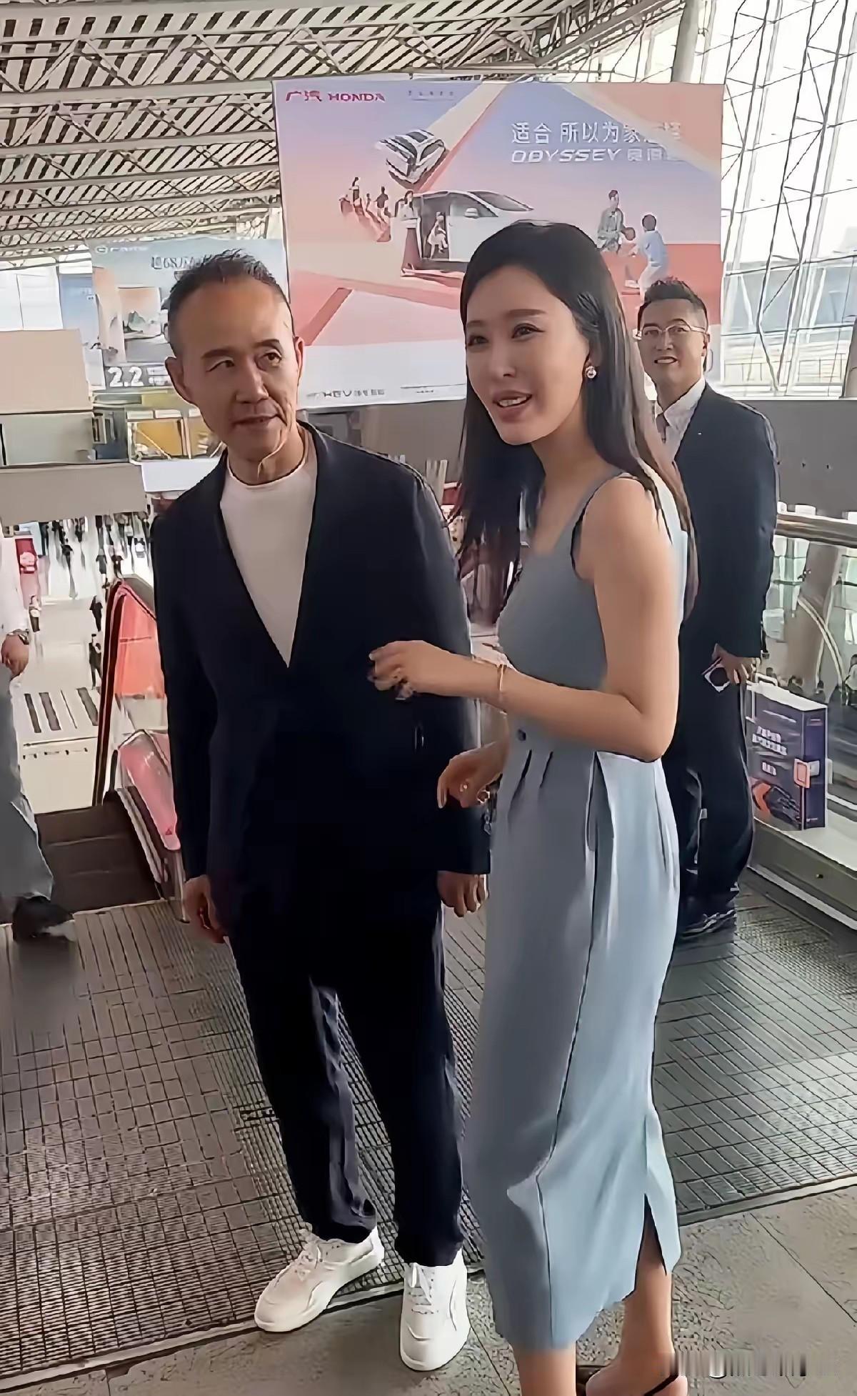 今天看到头条上有人说田朴珺把跟王石的合照删除了，怀疑分手了，这引起人们的热议。如