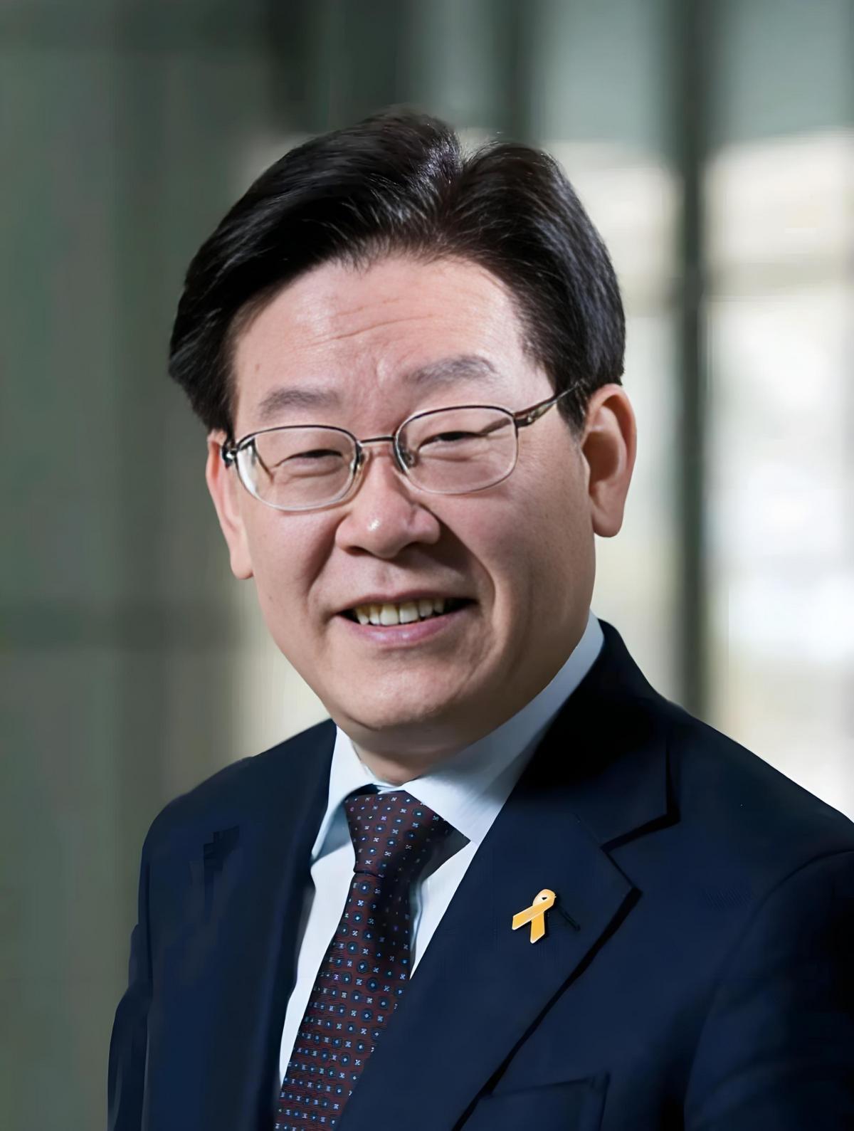 九三大阅兵的请柬发出时，秋风吹过卢沟桥的石狮子，那些斑驳的弹痕里，藏着一个民族对
