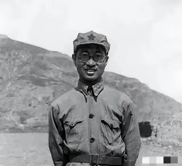 1948年11月22日夜，黄维召开军事会议，问军长杨伯涛：“我们当面共军是谁？”