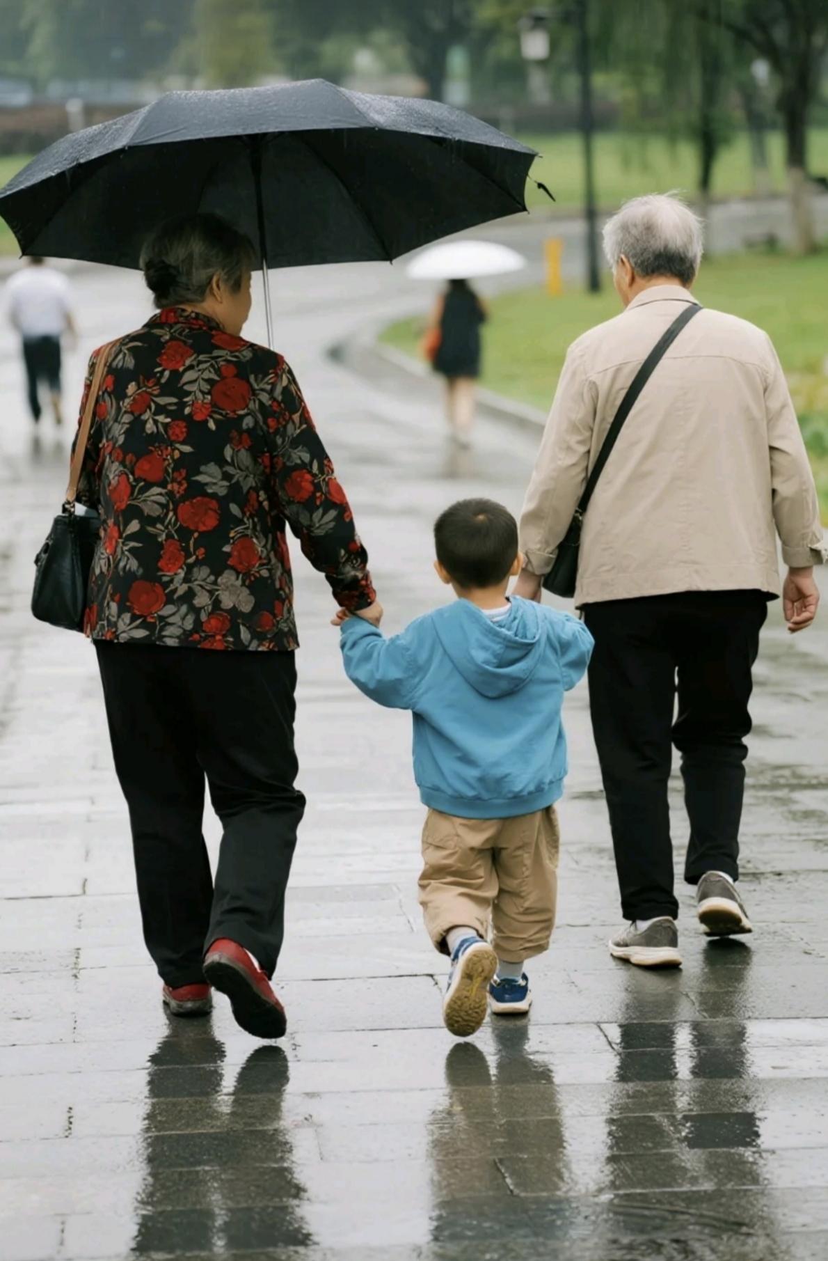 那天在厨房择菜，突然听见客厅传来孙子的声音：“奶奶，你别老喊我！”我手里的