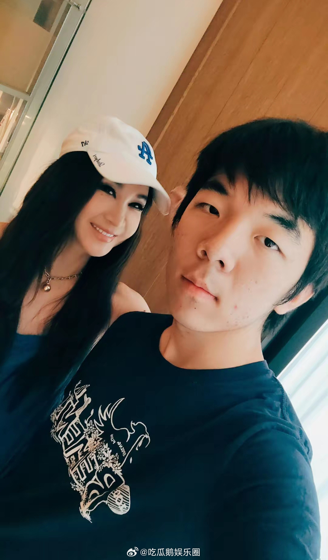 58岁温碧霞和老公何祖光参加养子学校活动，养子脸上坑洼显成熟！！！​​​