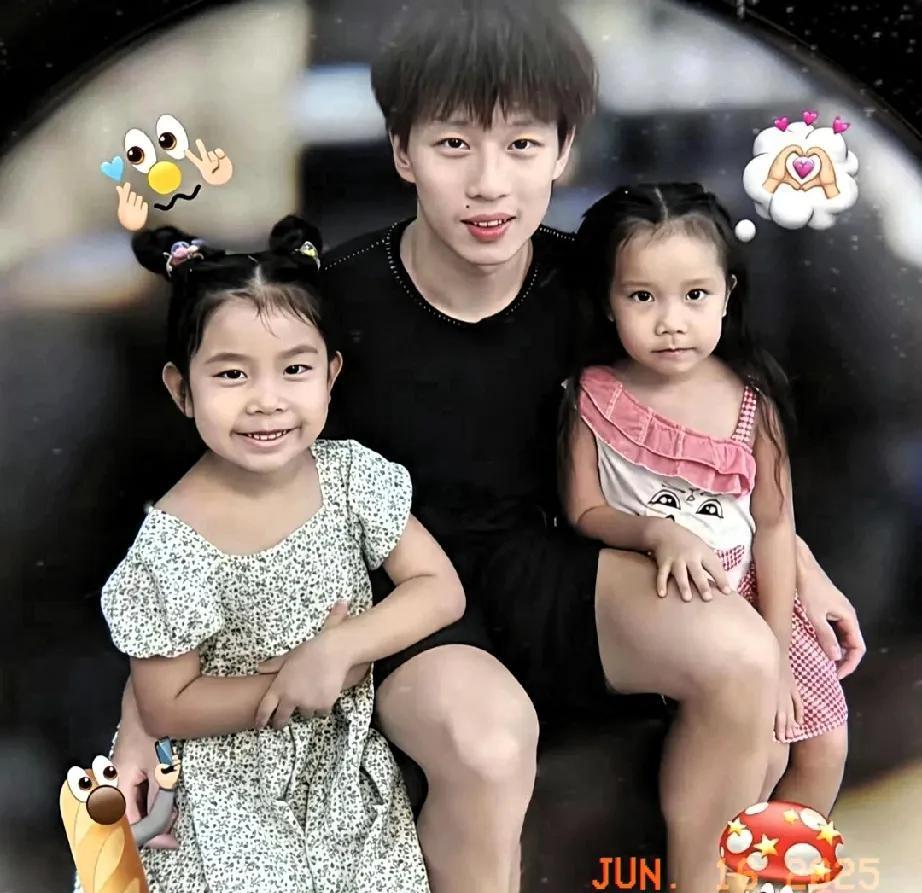 瞅瞅咱国乒这架势，将来妥妥都是“女儿奴”预备役！林高远、王楚钦那眼神儿，一碰到小