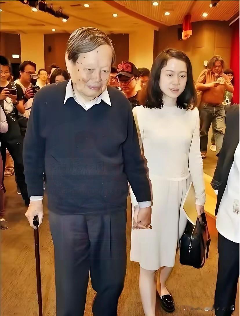 总是让人觉得哪里“反常”杨振宁已经103周岁了，​按常理来说，瘫痪、白发、失