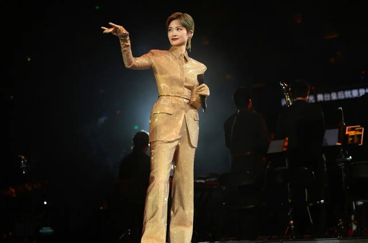 李宇春演唱会新造型亮相李宇春上海演唱会新造型惊艳亮相，裸背红裙宛如花神降临，金色