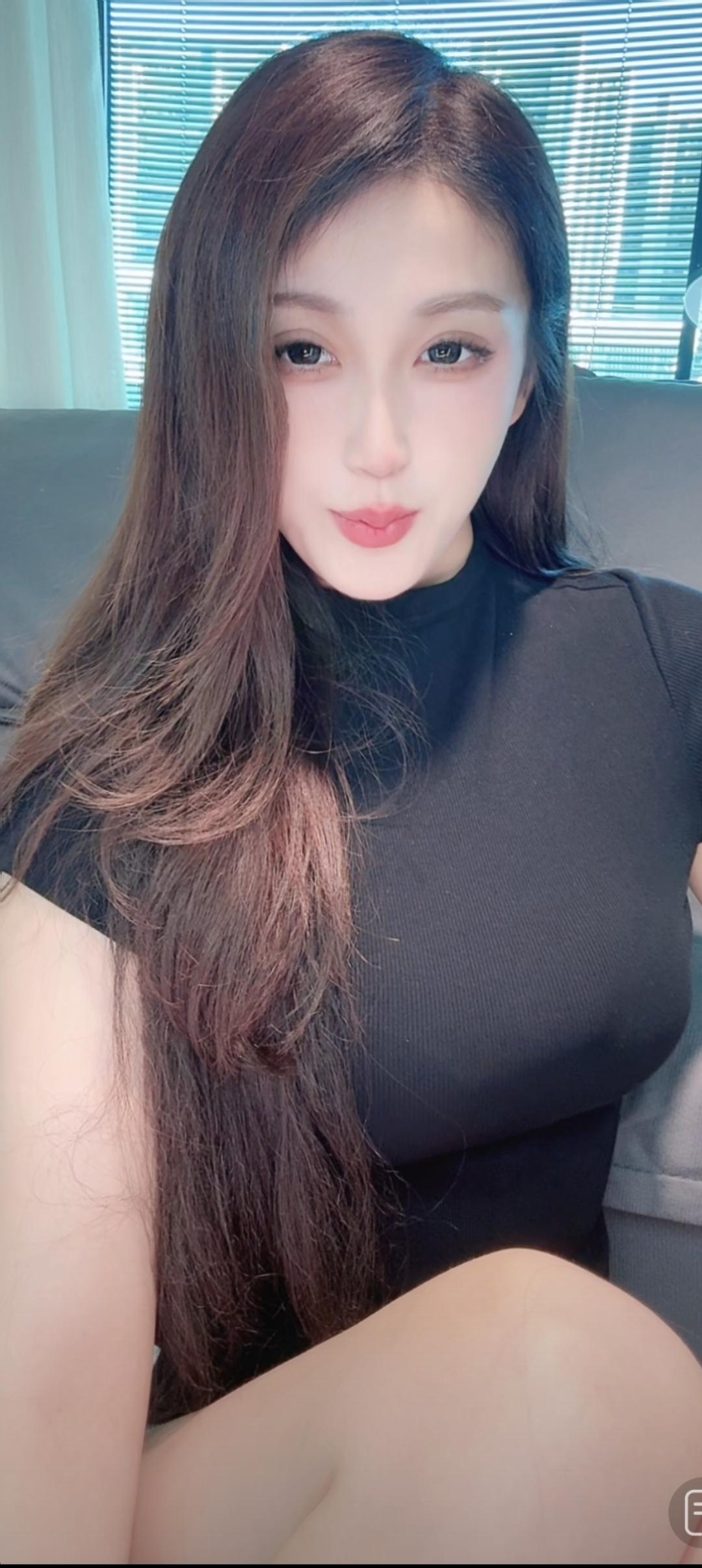 温柔甜美的少女，黑发红唇，清新自然。