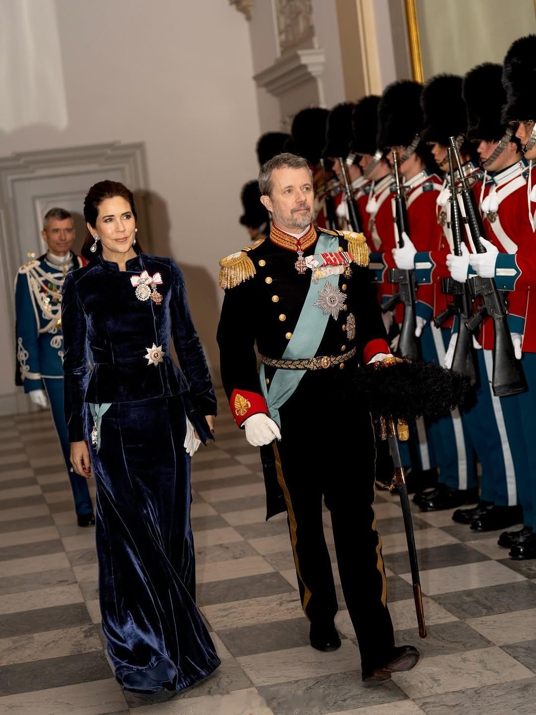 1.5丹麦国王腓特烈十世和王后玛丽出席第二场新年接待会，长袖天鹅绒礼服就很适合