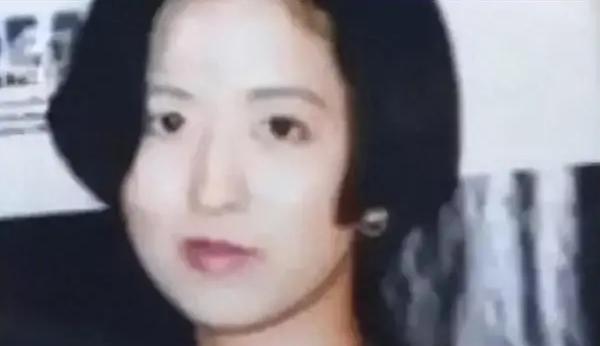 1997年，日本东京一栋老旧公寓内发现一具女性遗体，尸检发现体内留有男性精液，确