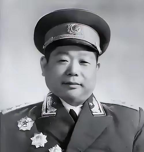 1982年，广西恭城上空一架客机撞山，机上112人全部遇难。副驾驶叫陈再文，开国