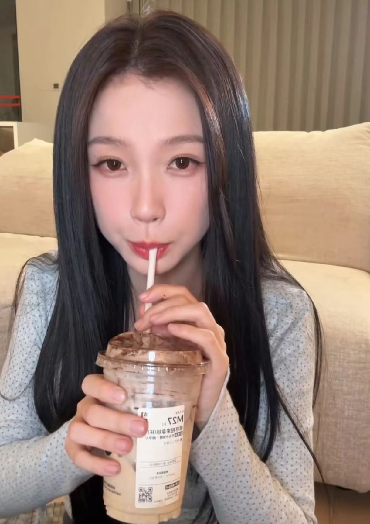 虞书欣衣帽间沉浸式云逛虞书欣在大家的音乐机直播间的衣帽间！精致又高级，每一处都