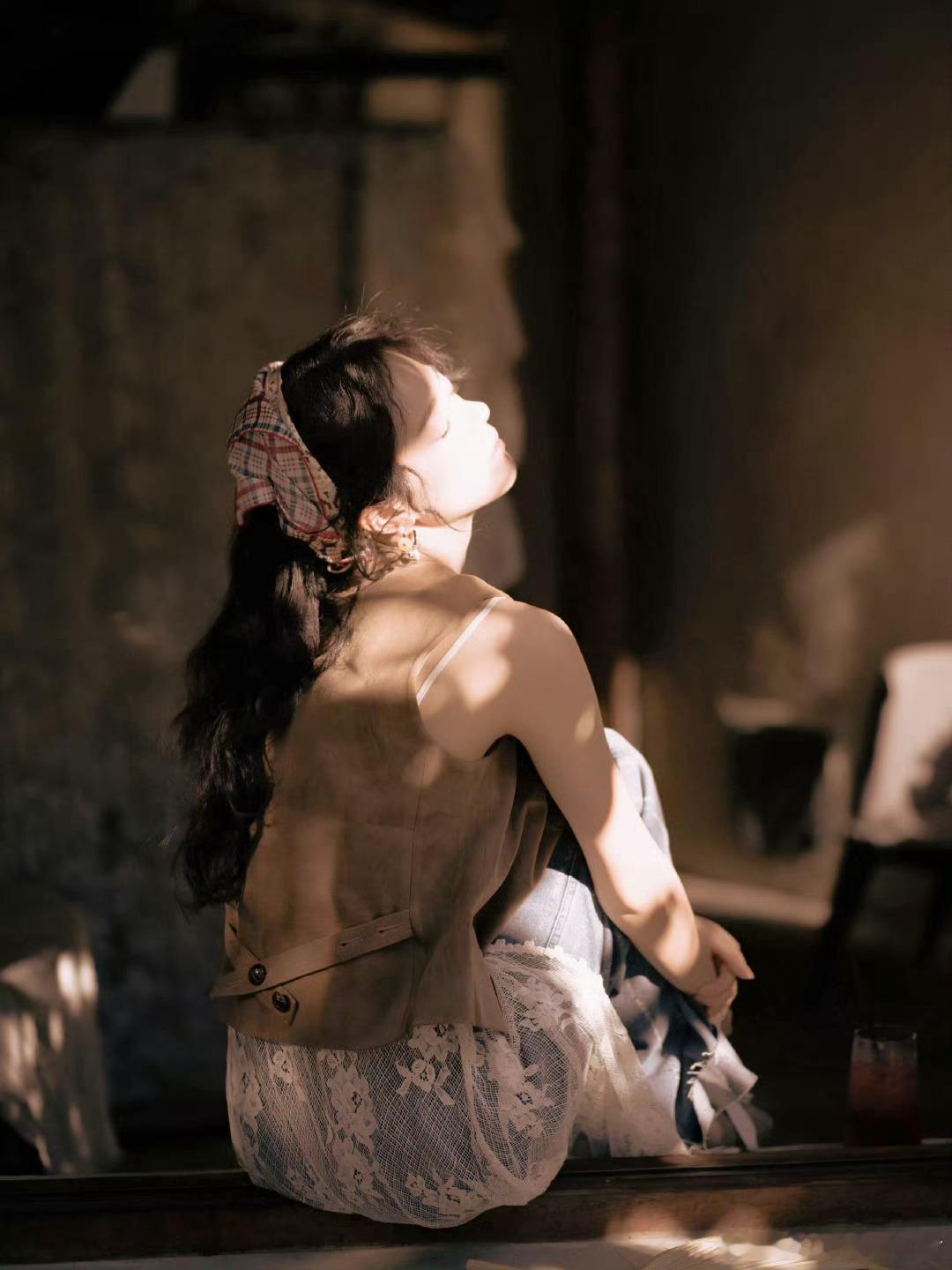 赵今麦像从宫崎骏动画里走出的少女拍这套写真的人真的太懂了！赵今麦的清冷气质撞上