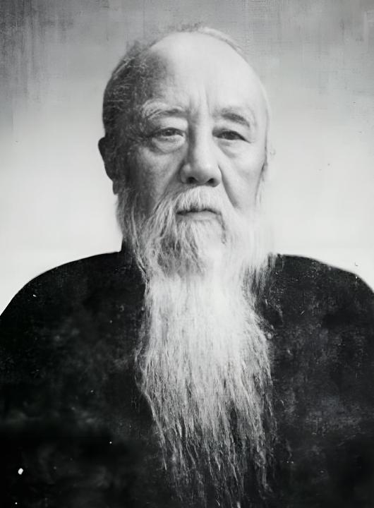 抗战时期在重庆，一个二十二岁的年轻人曾当面向五十六岁的马一浮追问：蒋介石身上，看