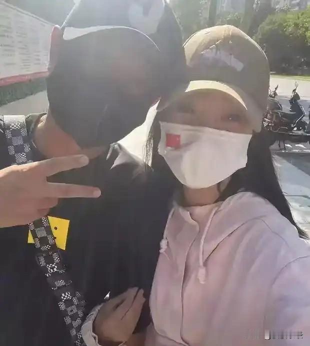 文章与两个女儿出游，幸福满满！打亲情牌的文章还能重回巅峰吗！[思考][思考]