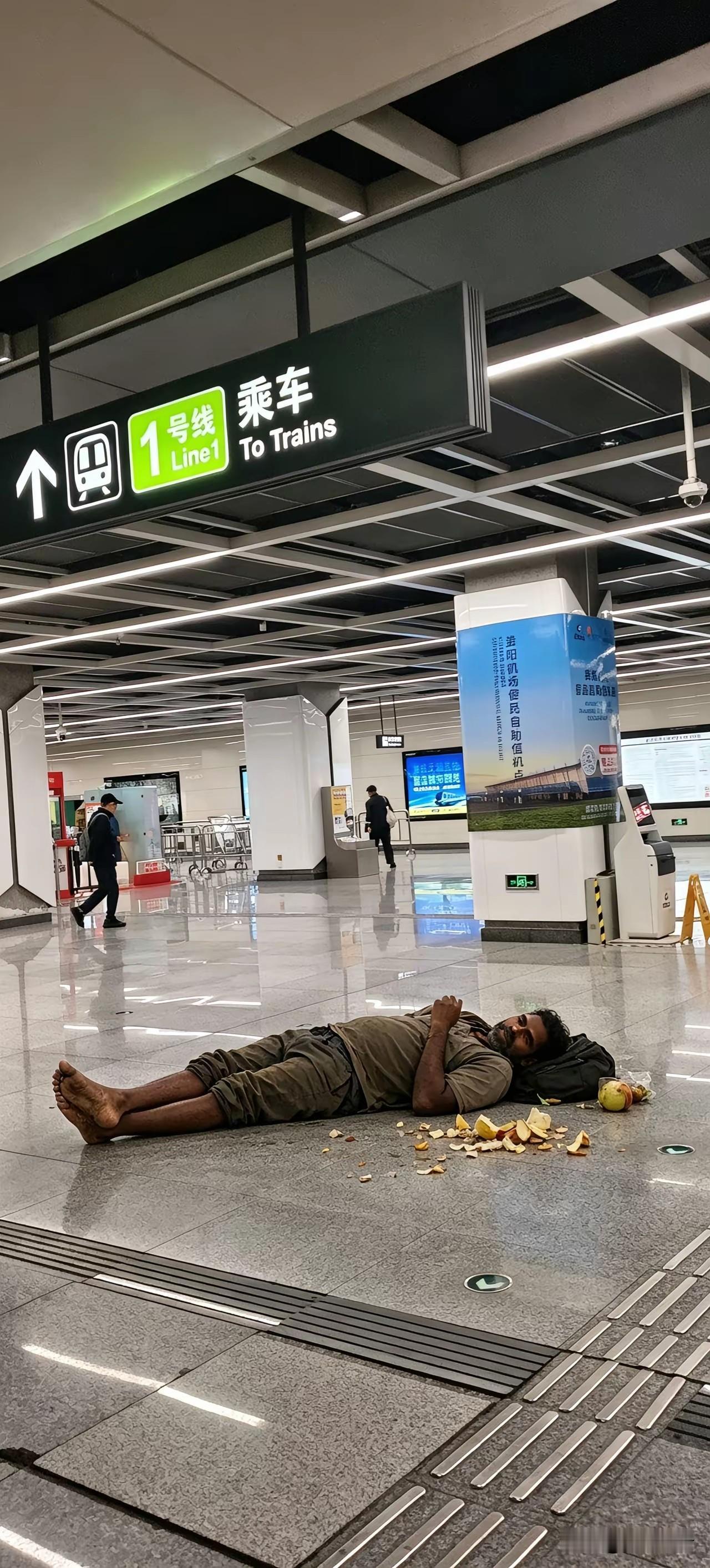 这就是外国人的素质！在国内几乎看不到正常人会存在这样的行为。学习西方文明的同时，