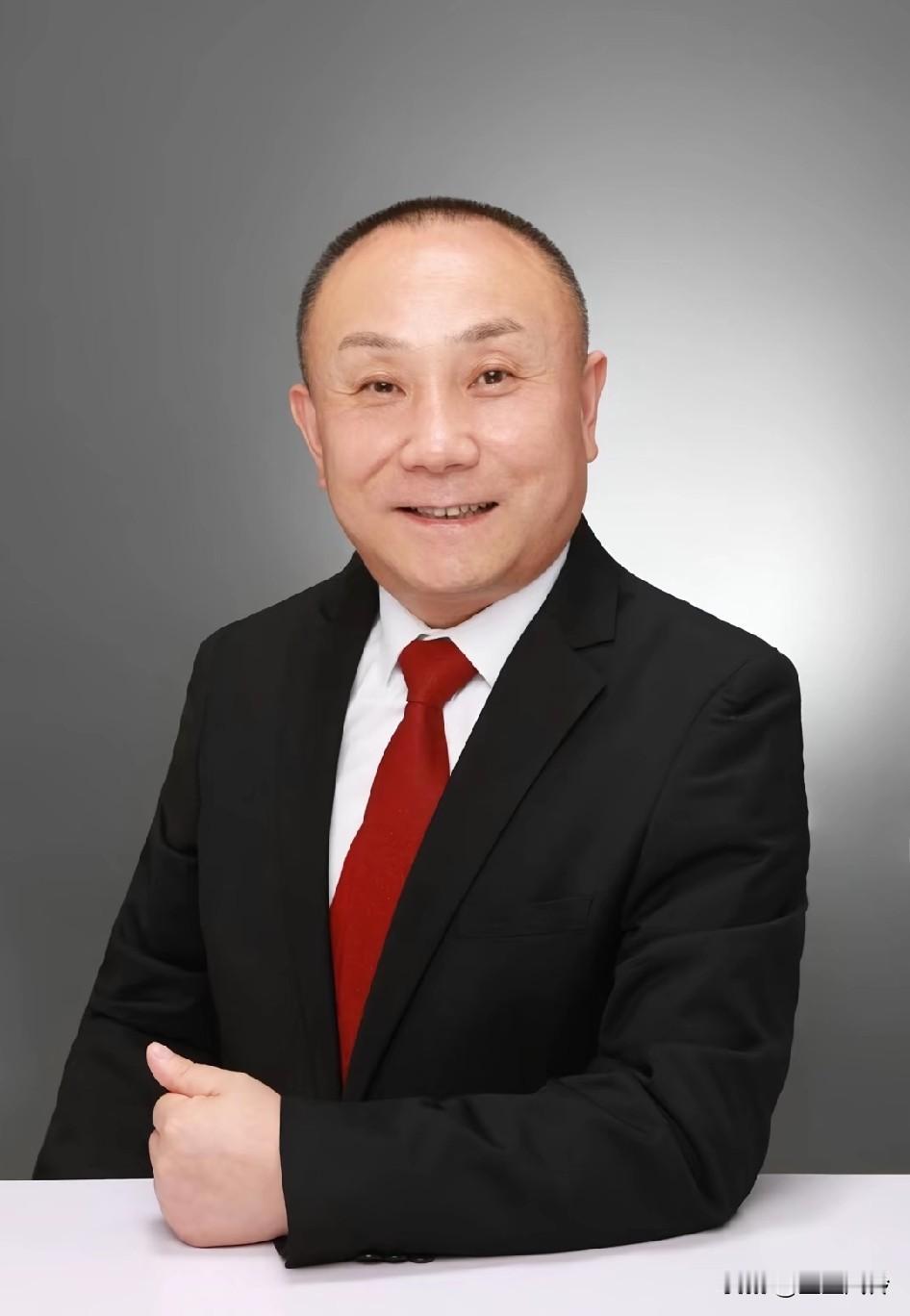 看的泪涌出眼眶！！就是一个善良的老大哥模样，看面相就是很好的人，还把员工工资发