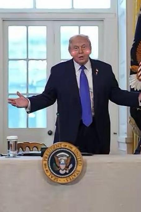 特不靠谱真敢甩锅啊！当地时间1月11日晚，特朗普接受媒体追问时，对着镜头一脸