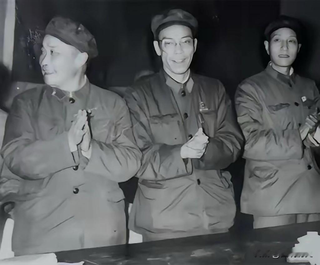 这张老照片你见过么？估计很多人听说过张国华的大名，没见过本人吧？看照片最右