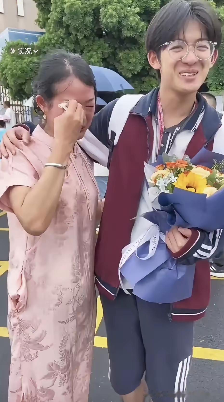 3岁丧母，父亲再娶，小姨把他养到1米85，如今高考714分考上清华……3岁那