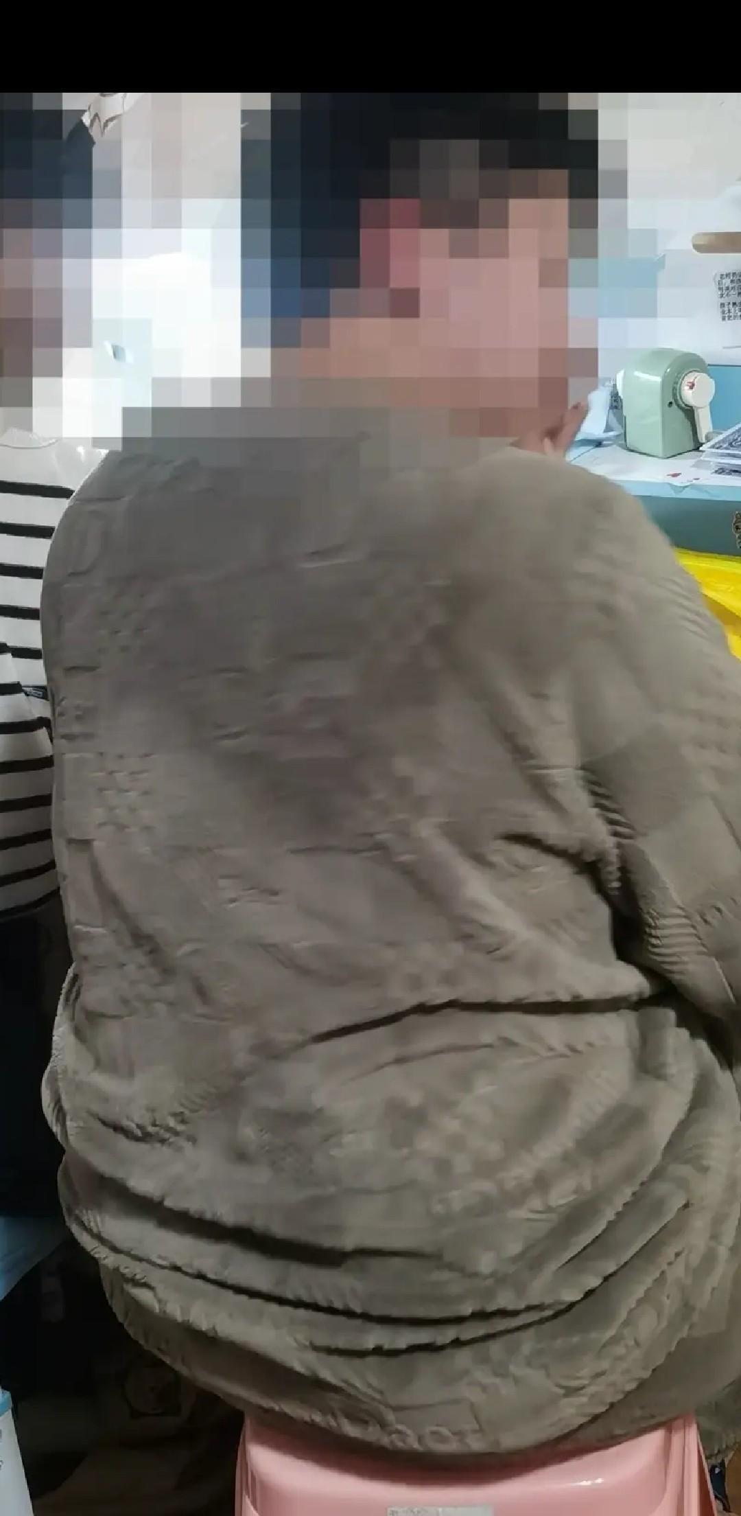 我像万恶歹毒的后妈吗？我带着大儿子走出去，好多人以为我是后妈，因为是看大儿子身上