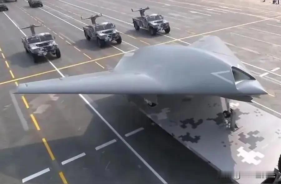 就在昨天，央视视频道播出的一段专题片，再一次引爆了军迷圈。画面里，歼-20战机