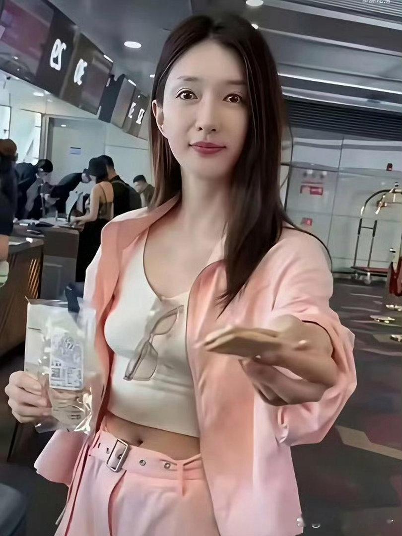 江疏影素颜状态能打，清爽耐看丝毫不失美感