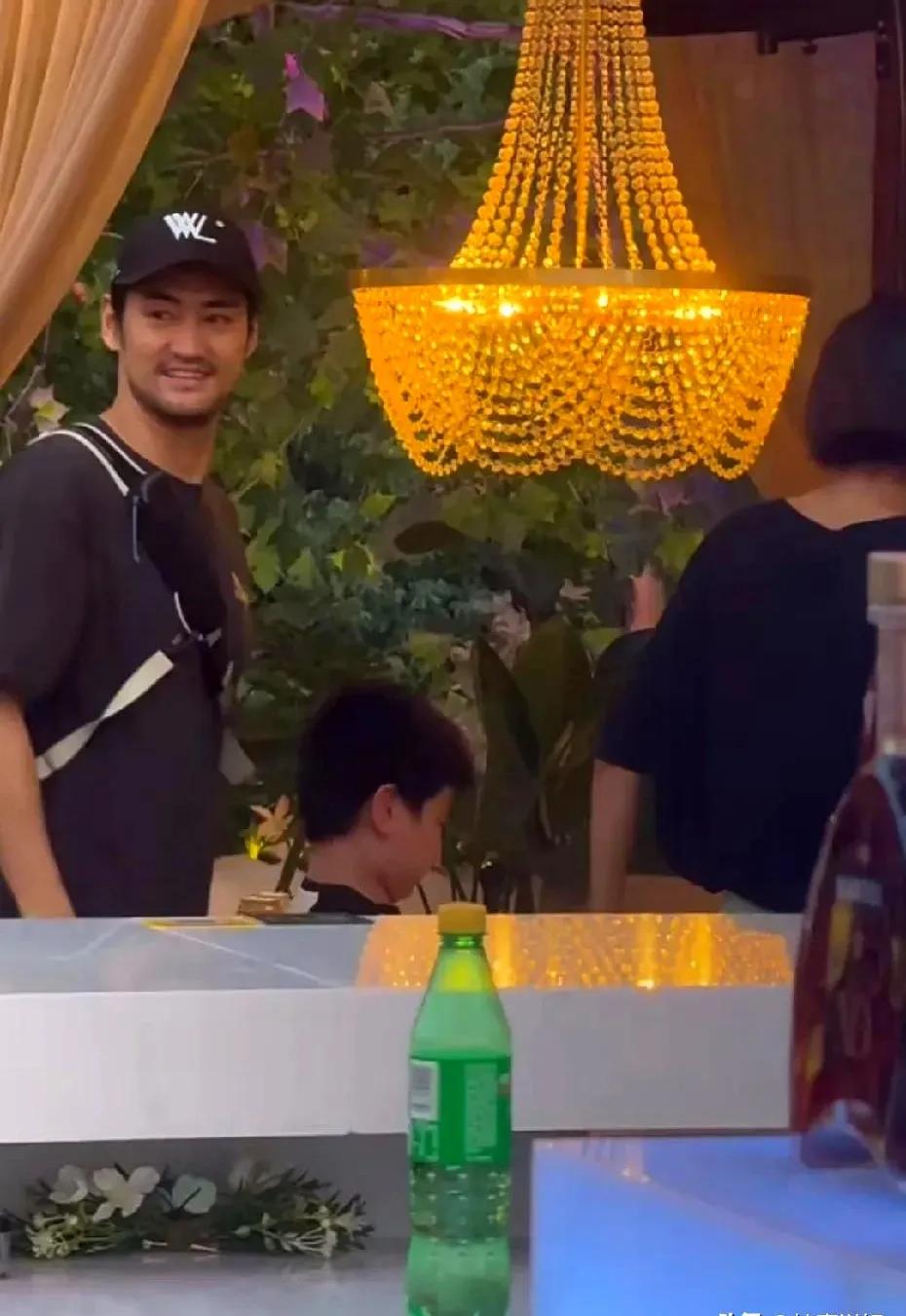 武汉街头偶遇袁弘一家三口！褪去明星光环，活成最舒服的普通人❗真的被袁弘一家