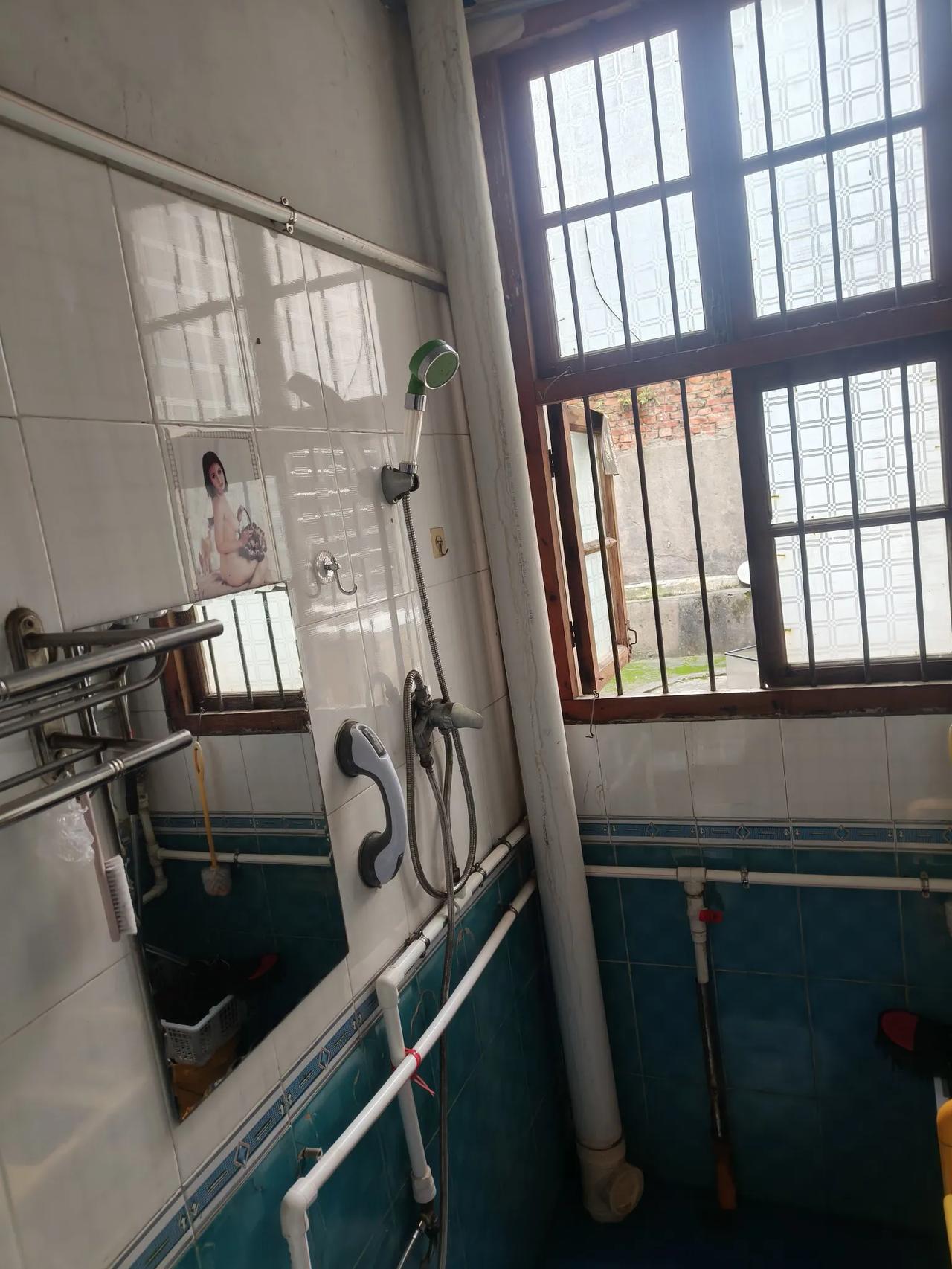 为何上一辈人喜欢在浴室或者厕所贴这种样式的瓷砖外人上厕所时着实尴尬我已经