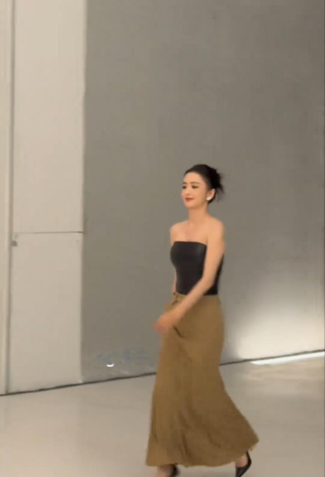 佟丽娅一盘发，全场安静。不是她多美，是她懂怎么把自己最硬的底牌亮出来。高颅顶