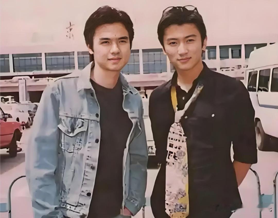 1997年，17岁的谢霆锋和他的好友来到了北京，并在北京车站拍了一张照片。谢