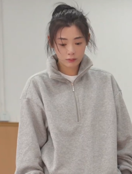 陈丽君开始冲刺新角色发《枕头人》排练花絮陈丽君在社交平台分享了她主演的话剧《枕