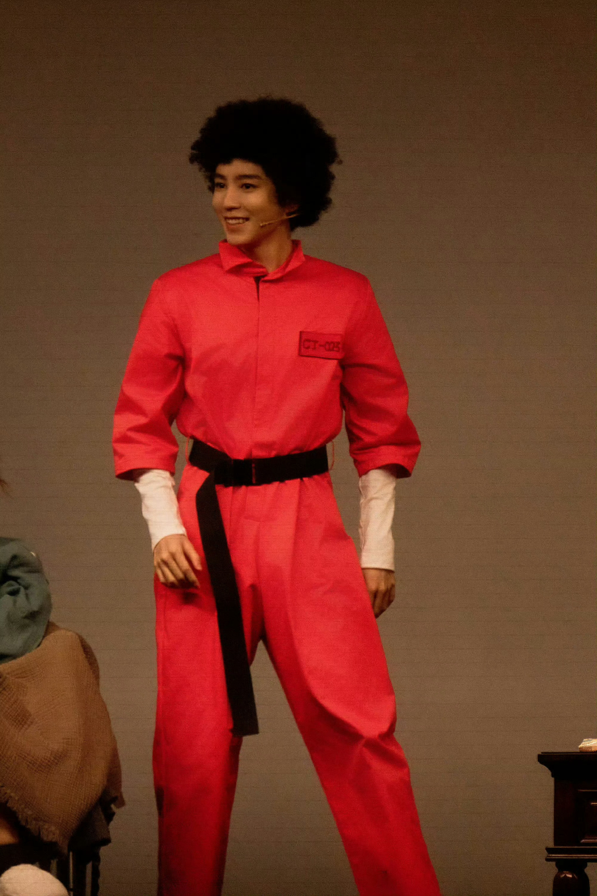 王俊凯爆炸头王俊凯怎么能可爱成这样，演话剧更像小凯做回了自己！活泼勇敢表达爱