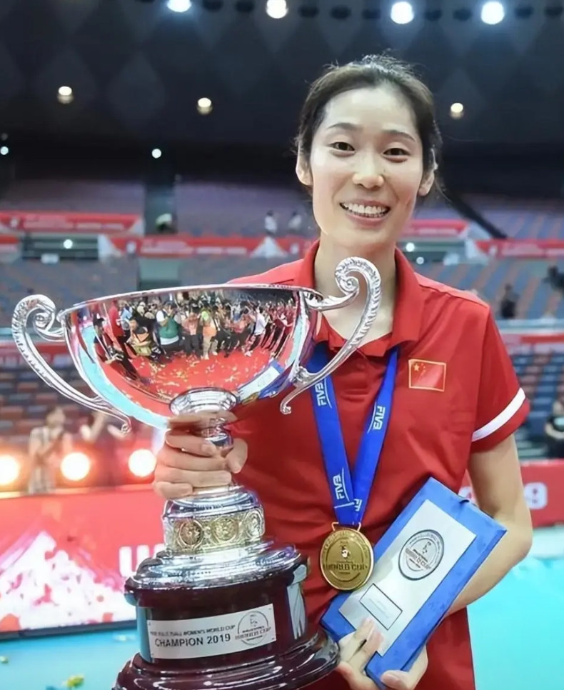 现在的朱婷：享受3方“宠溺”！主教练桑塔德利的宠溺：主教练对她，应该是