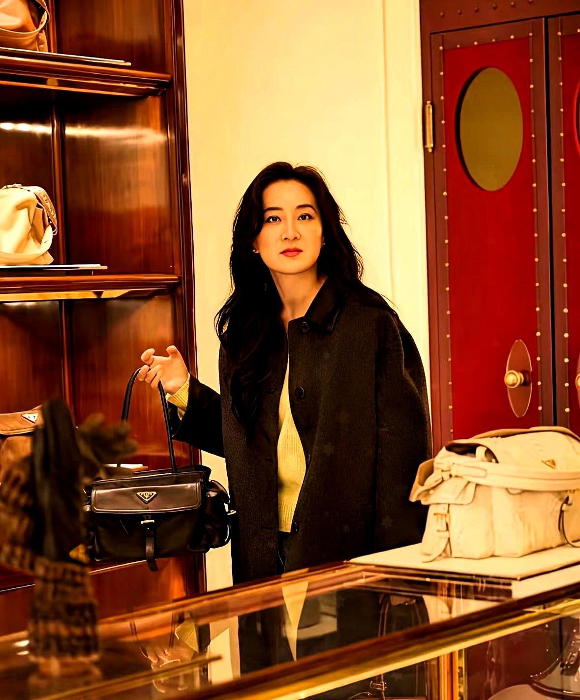 贾玲瘦下来后，眼神里的暖气全没了，老粉直呼“不敢认”。米兰时装周，一身棕色