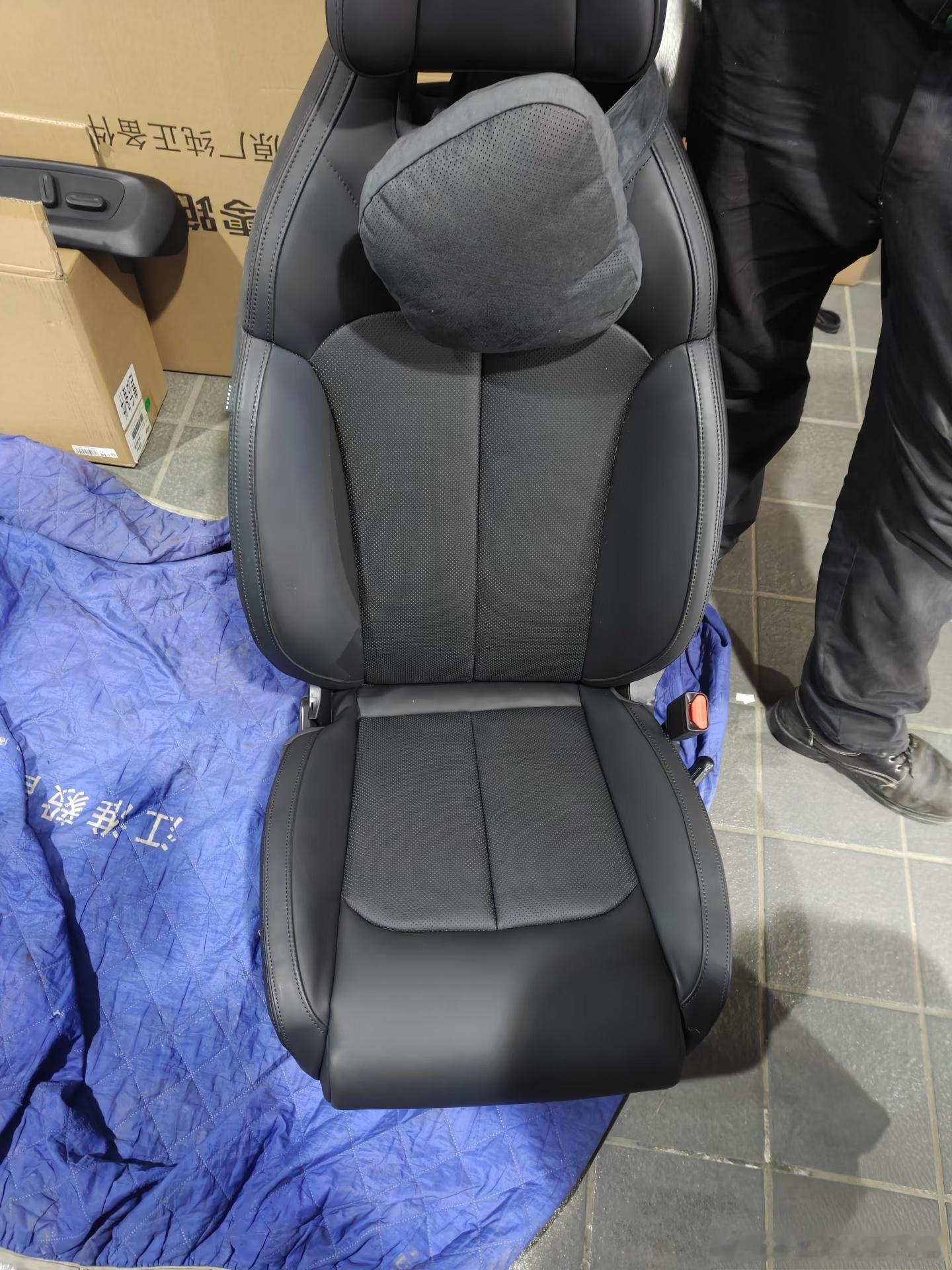 开了快三年的零跑C01，前段时间发现副驾驶座椅鼓包了，皮面明显起泡变形，看着挺难